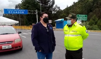 Autoridades ecuatorianas en Rumichaca.