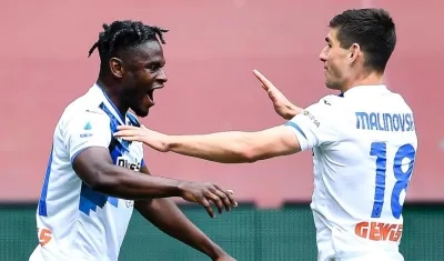 Duván Zapata celebra con Ruslan Malinovsky.