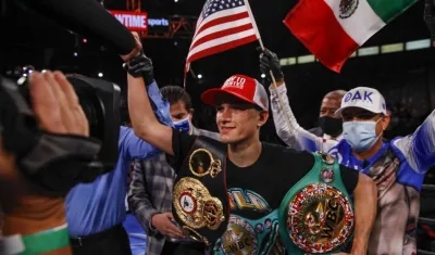 Brandon Figueroa celebra con su nueva faja mundial. 