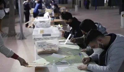 Personal electoral en el conteo de votos en Chile.