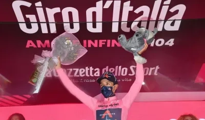 Egan Bernal, ciclista colombiano, con la camiseta rosa del líder del Giro de Italia.