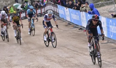Egan Bernal ataca para ganar la etapa y tomar el liderato. 
