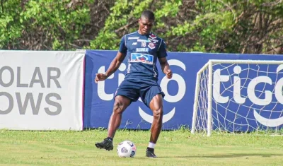 Germán Mera, defensor colombiano. 