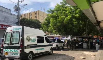 La Policía acordonó el área donde ocurrió el crimen. 