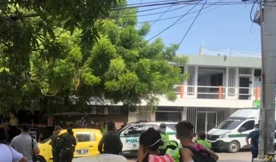 Varias patrullas de la Policía llegaron al lugar de los hechos.
