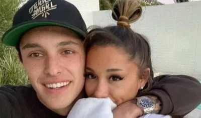  Ariana Grande se casó con Dalton Gómez.