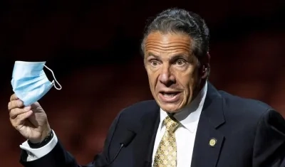 El gobernador de Nueva York, Andrew Cuomo (c), en una rueda de prensa en el Radio City Music Hall en Nueva York. 