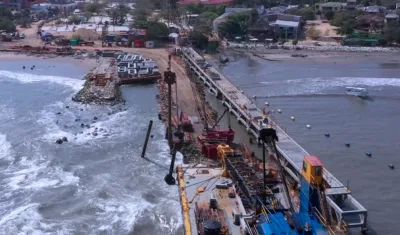 El cadáver fue hallado pegado al muelle de Puerto Colombia. 