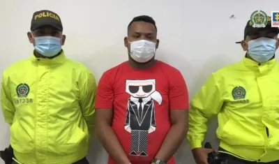 El capturado, Kevin Andrés Pérez Rolong, en la foto en medio de policías.