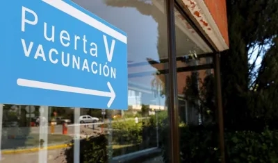 Vista del acceso a la zona de vacunación contra el covid-19 en el Hospital Severo Ochoa de Madrid. EFE/Zipi