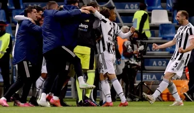 Juan Guillermo Cuadrado festeja con sus compañeros. 