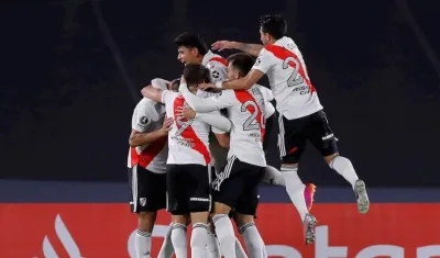 Jugadores de River Plate celebrando el gol de Fabrizio Angilieri.
