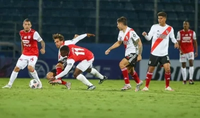 Acción del partido entre Santa Fe y River. 
