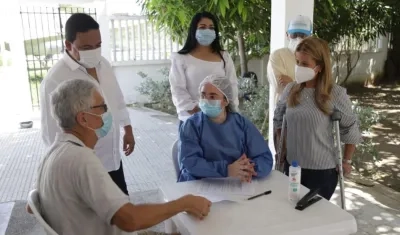 La gobernadora Elsa Noguera, y el alcalde de Puerto, Wilman Vargas, acompañaron a vacunación del ciudadano Jairo de Castro.