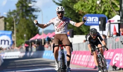 Andrea Vendrame se impone en la meta. 