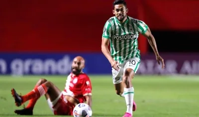 Andrés Andrade elude la marca de Carlos Quintana en una acción del partido.