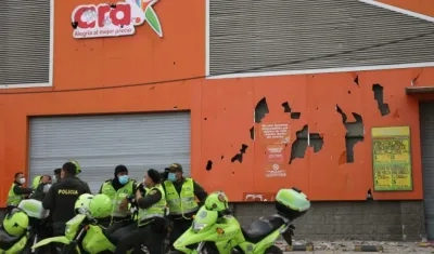 Tiendas ARA, vandalizada y saqueada en la calle 17.