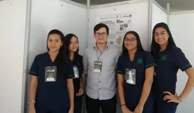 Hernando Bolívar Anillo, profesor de Microbiología de Unisimón, con las estudiantes Dana Páez, Shersy Vega, Nataly Solano y Giovanna Reyes.
