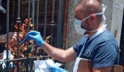 Un domiciliario entrega medicamentos a domicilio.