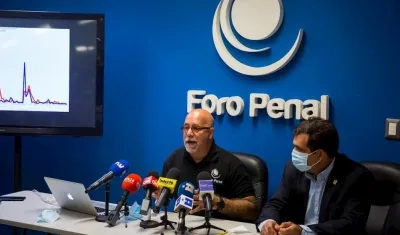 El director y presidente de la ONG Foro Penal, Alfredo Romero (d), y el fundador de la ONG Foro Penal, Gonzalo Himiob, participan en una rueda de prensa hoy, en Caracas.