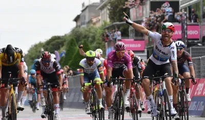 Giacomo Nizzolo se impone en la llegada a Verona. 