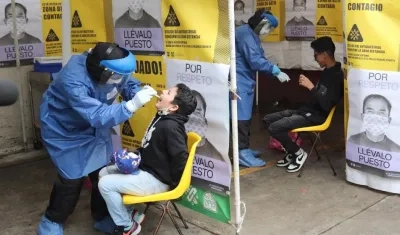 Una persona se somete a una prueba Covid-19, en un quiosco instalado en Ciudad de México.