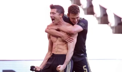 Robert Lewandowski celebra el gol con el que rompió el récord. 