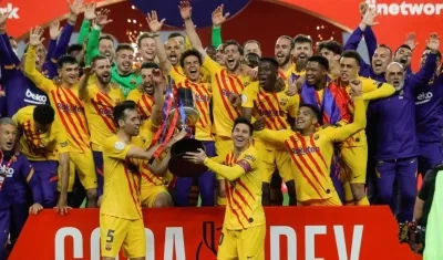Lionel Messi celebra con sus compañeros la Copa del Rey.