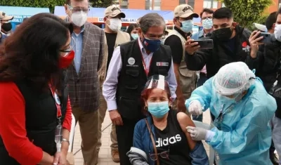 El Ministro de Salud de Perú, Óscar Ugarte, durante una jornada de vacunación, en Lima. 