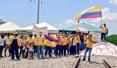 Extrabajadores del Cerrejón bloquean la vía férrea para el transporte de carbón.