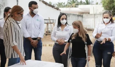 La secretaria de Salud, Alma Solano; la gobernadora Elsa Noguera; la alcaldesa de Ponedera, Diana Martínez.