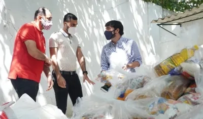El alcalde Jaime Pumarejo recibiendo los mercados por parte de la comunidad islámica. 