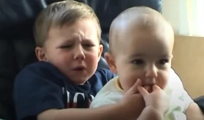 Harry y su hermano Charlie cuando se grabó el video en 2007. 