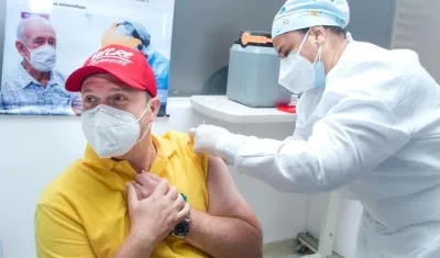 Aplicación de la vacuna al Gobernador de Sucre Héctor Espinosa Oliver.