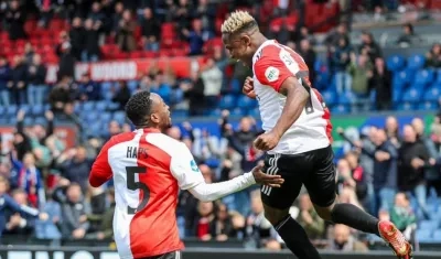 Luis Sinisterra, delantero colombiano, celebra el gol. 