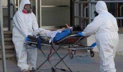 Trabajadores de la salud mexicanos trasladan un paciente de Covid-19.