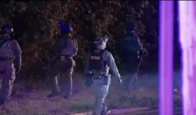 Agentes de Policía en el vecindario donde se produjo el tiroteo. 