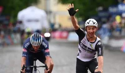 Víctor Campenaerts se impone en la meta. 