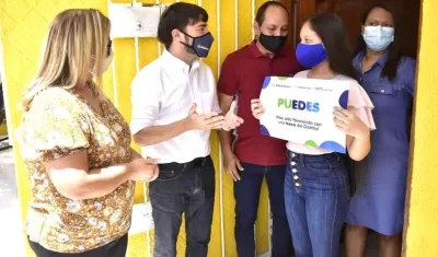 El Alcalde Jaime Pumarejo entregando la beca a Melany Sánchez.