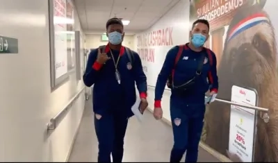 Jugadores del Junior tras aterrizar en Quito, Ecuador.