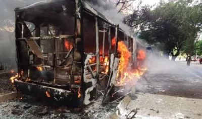 Bus incinerado en paro nacional.