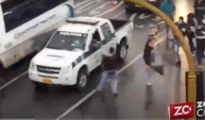 Momento en que fue atacada la patrulla de la Policía. 