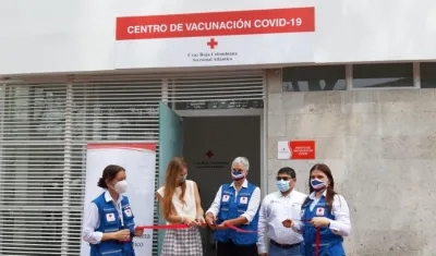 La directora de la Cruz Roja Patricia Maestre con el Secretario de Salud del Distrito Humberto Mendoza.