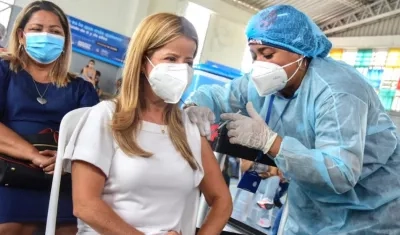 La Gobernadora Elsa Noguera aplicándose la primera dosis.