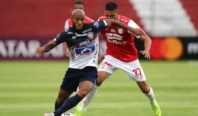 Freddy Hinestroza eludiendo la marca de Alexander Porras.