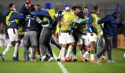 Jugadores de Fluminense celebrando en el estadio Monumental de Núñez en Buenos Aires.