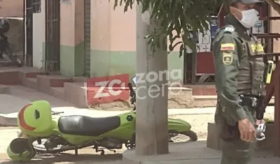 La patrulla donde se movilizaba el policía que resultó muerto. 