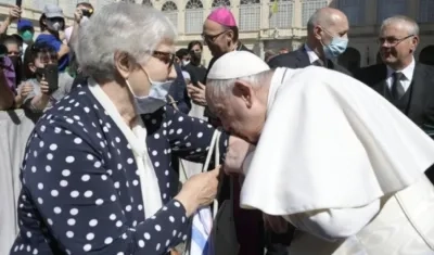El beso del Papa Francisco.