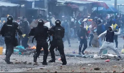 Miembros del Esmad intentando controlar las acciones violentas.