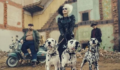Emma Stone en su papel como Cruella de Vil, durante la película Cruella.